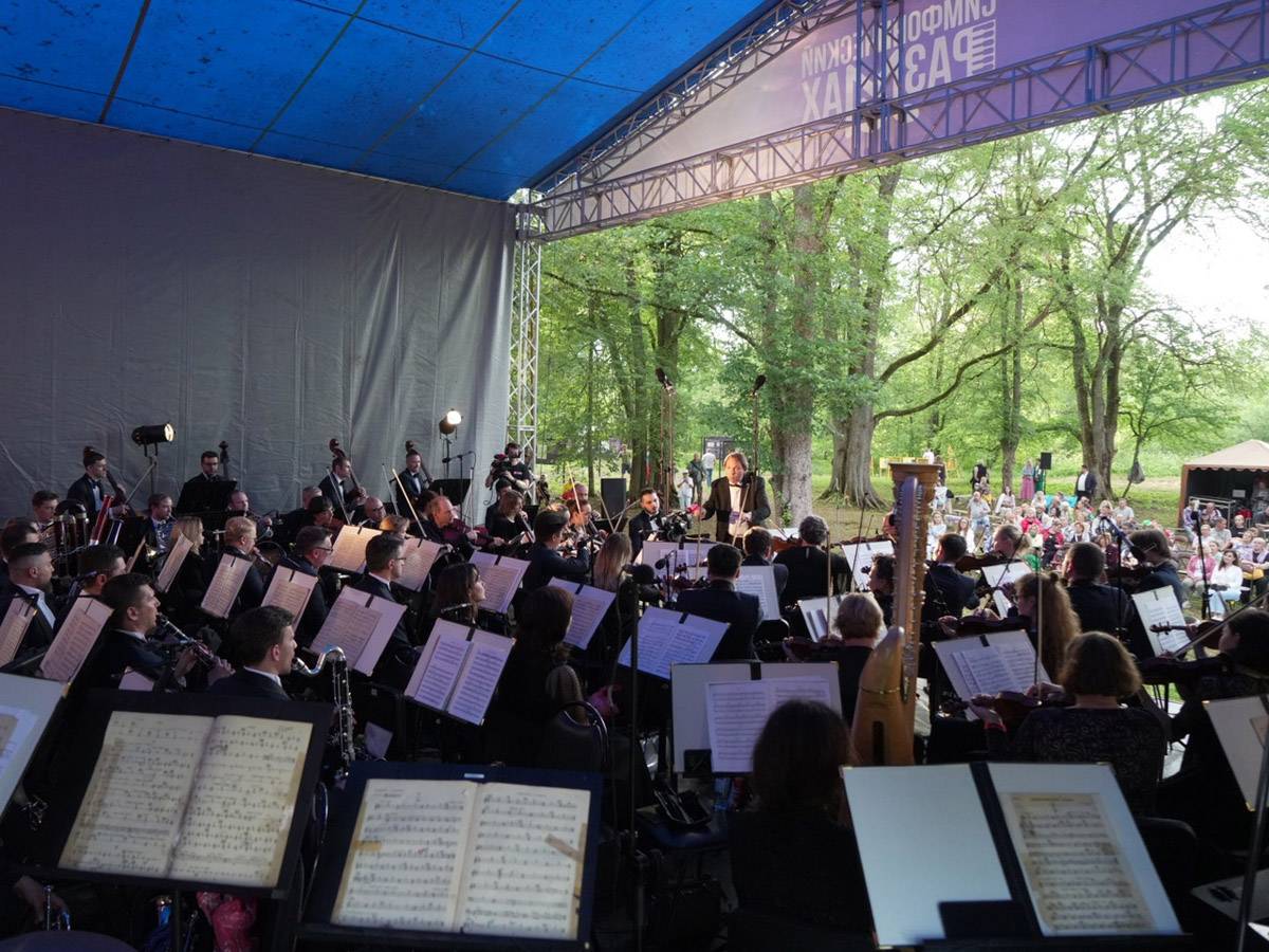 Проект «Симфонический разМАХ» реализуется в рамках губернаторского проекта «Новгородское лето» при поддержке Президентского фонда культурных инициатив