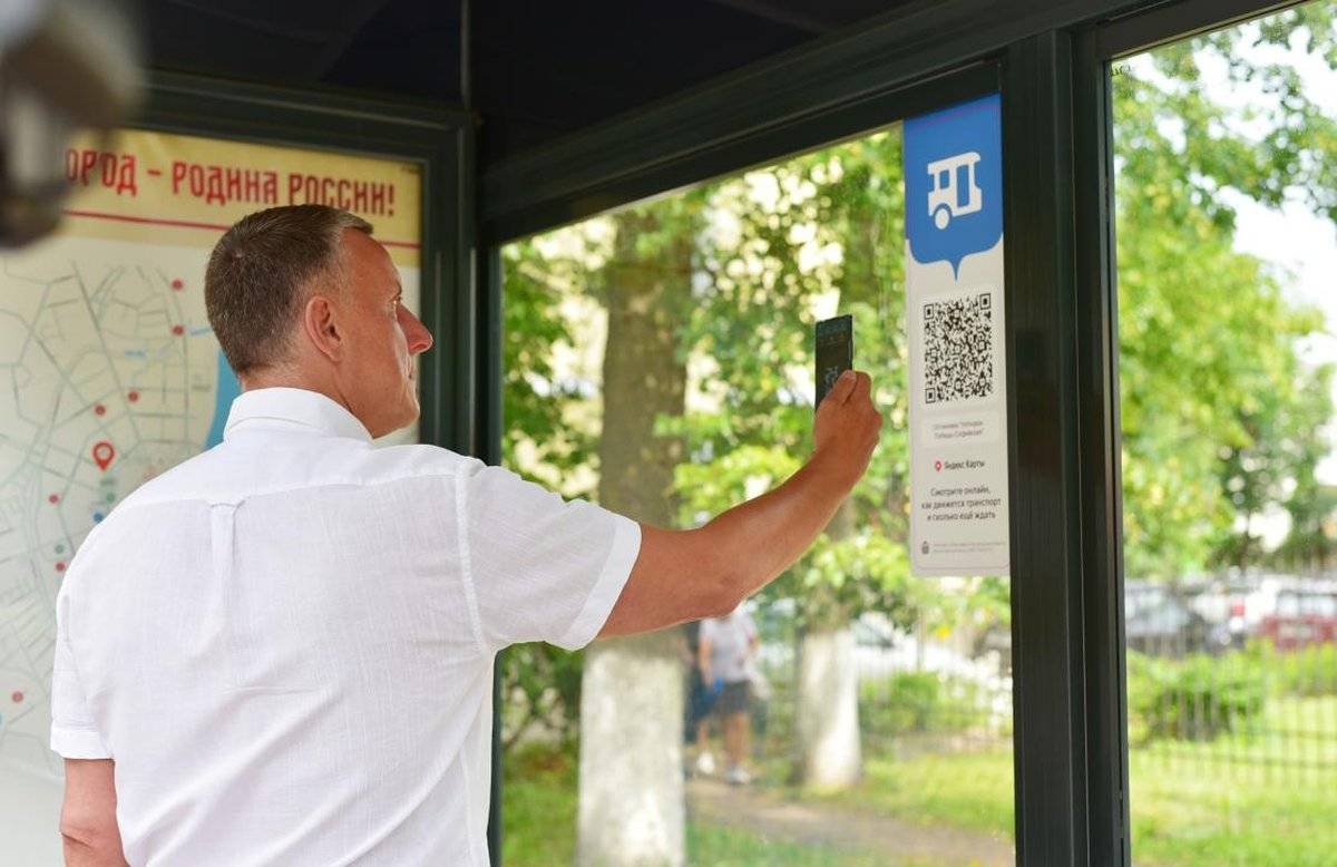 Новгородский мэр Александр Розбаум проверил работу QR-кодов для отслеживания движения городских автобусов.