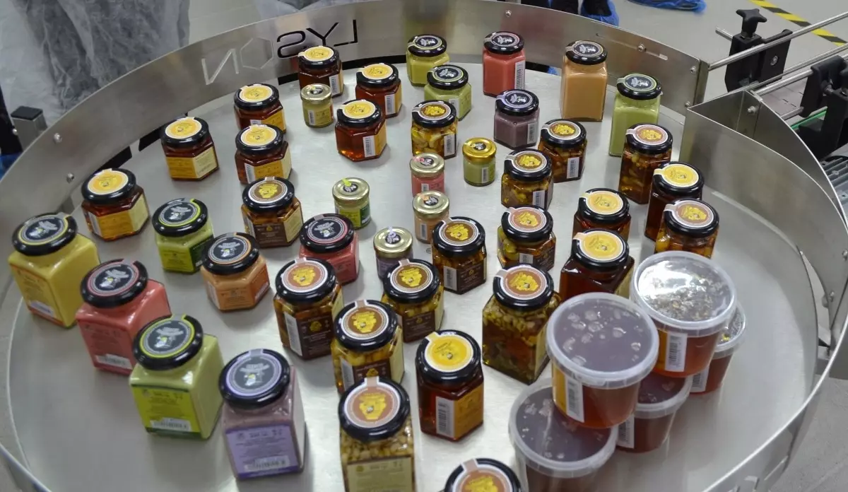 «Новгородская пасека» занимается производством, фасовкой и реализацией мёда.