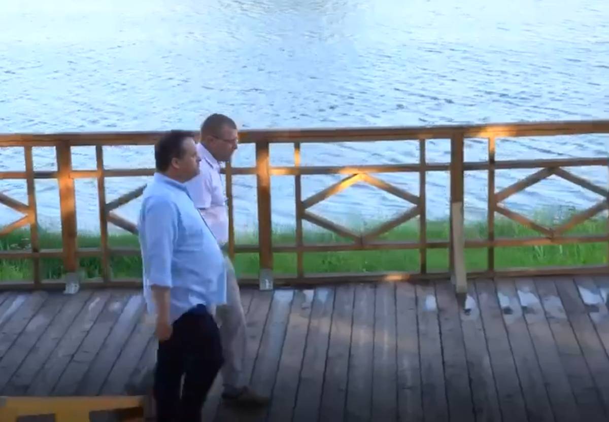 Андрей Никитин вместе с главой Солецкого округа Максимом Тимофеевым посетили набрежную 7 Ноября.