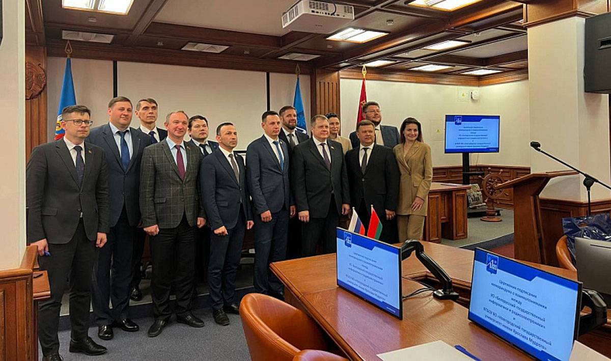 Также был подписан меморандум о намерении между Новгородским университетом и белорусским предприятием по производству микроэлектроники «Планар»