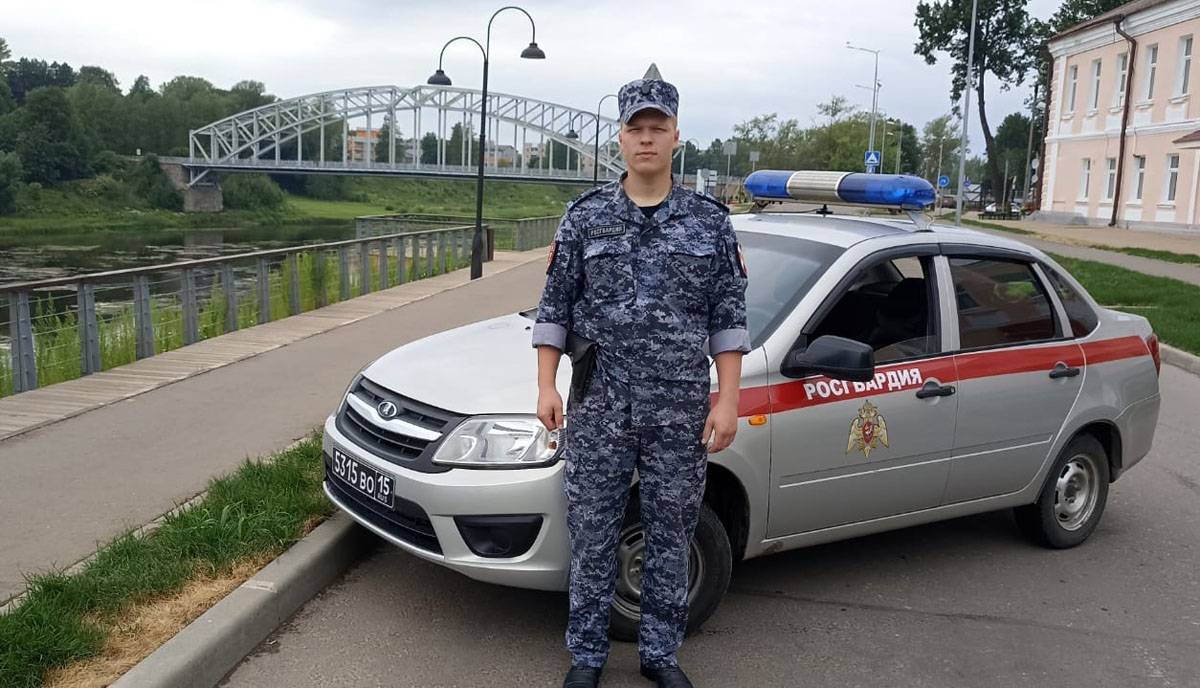 Сержант полиции Сергей Михайлов спас тонувшую девушку.