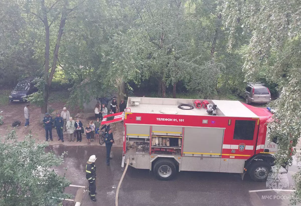 Пожарные эвакуировали 16 человек, в том числе троих детей.