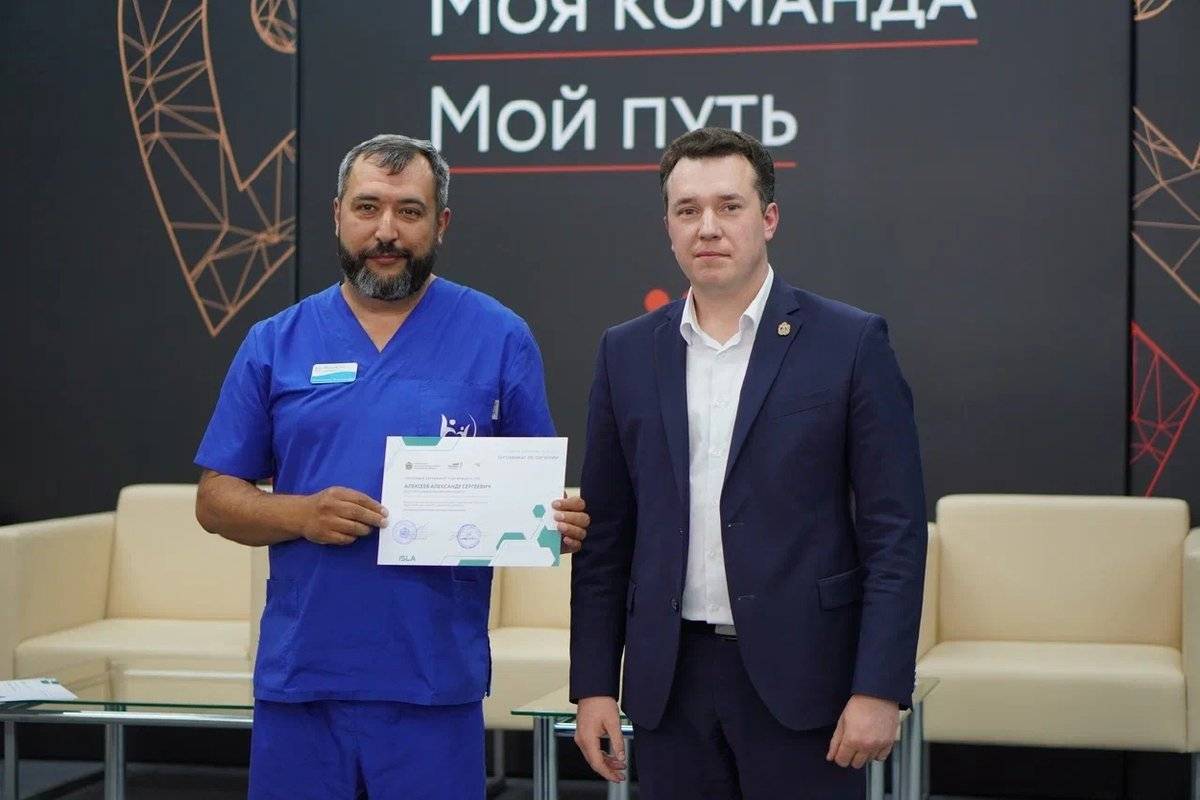 Министр инвестиционной политики области Денис Носачёв вручил предпринимателям сертификаты, подтверждающие прохождение акселератора.