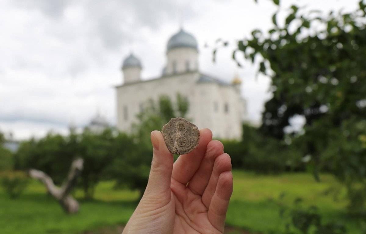 Печать обнаружили одном из раскопов, заложенных к северу от Георгиевского собора на территории Юрьева монастыря.