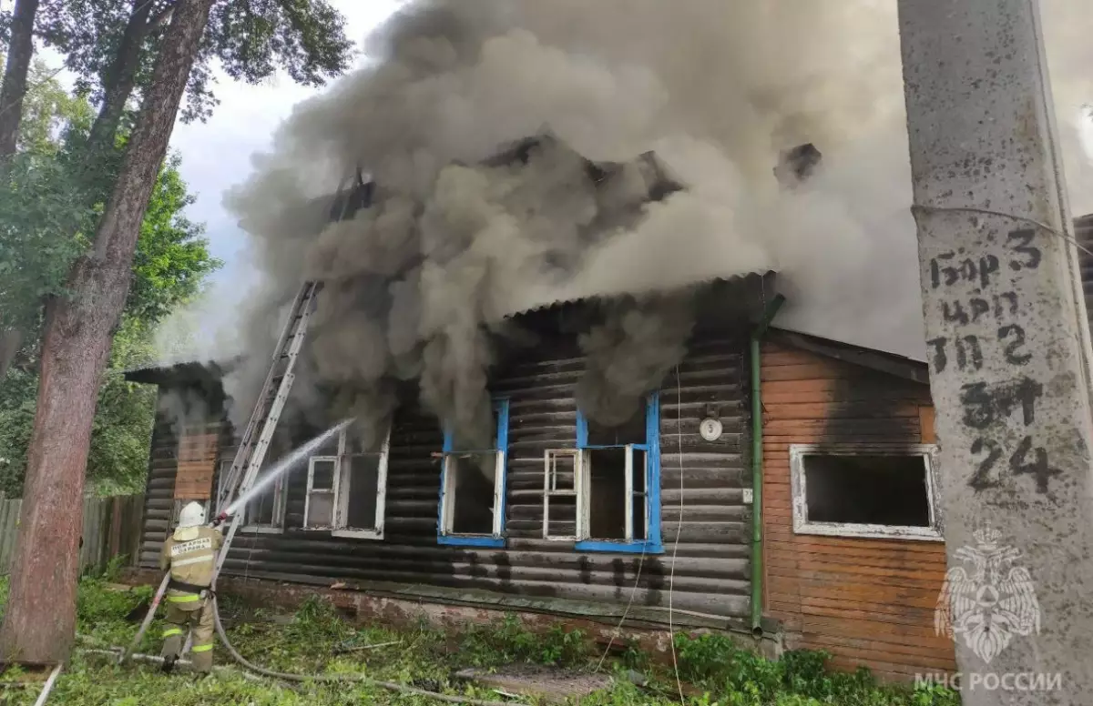 К приезду пожарных горел нежилой двухэтажный многоквартирный дом.