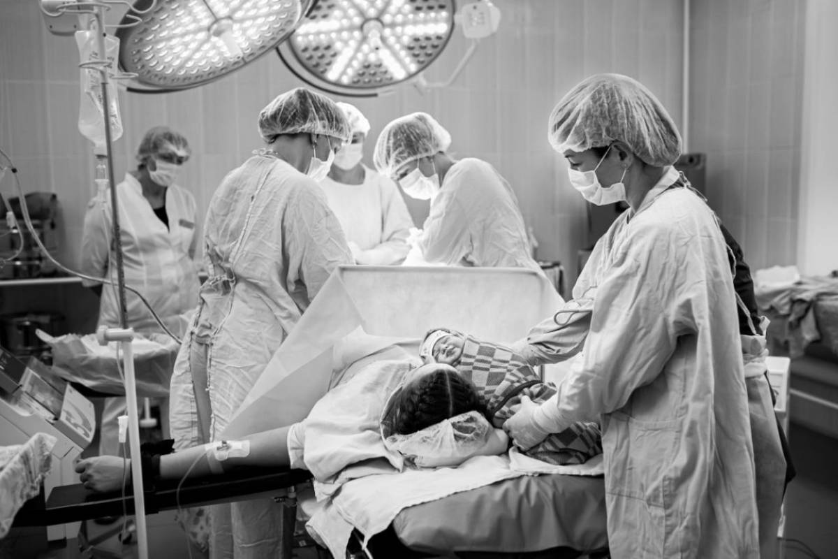 Операция кесарева сечения прошла без осложнений благодаря слаженной работе команды специалистов роддома.
