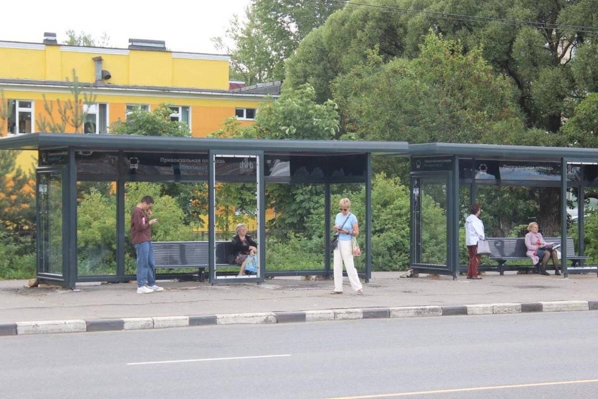 На улице Октябрьской установили два автобусных павильона, каждый длиной по 7,5 метра.