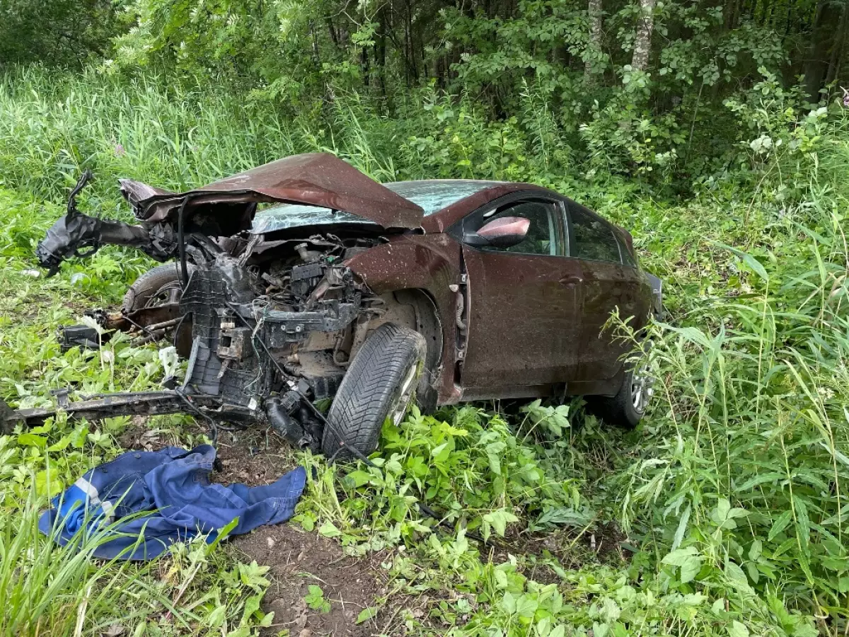 Водитель автомобиля Hyundai врезался в автоцистерну, которая перевозила опасный груз.