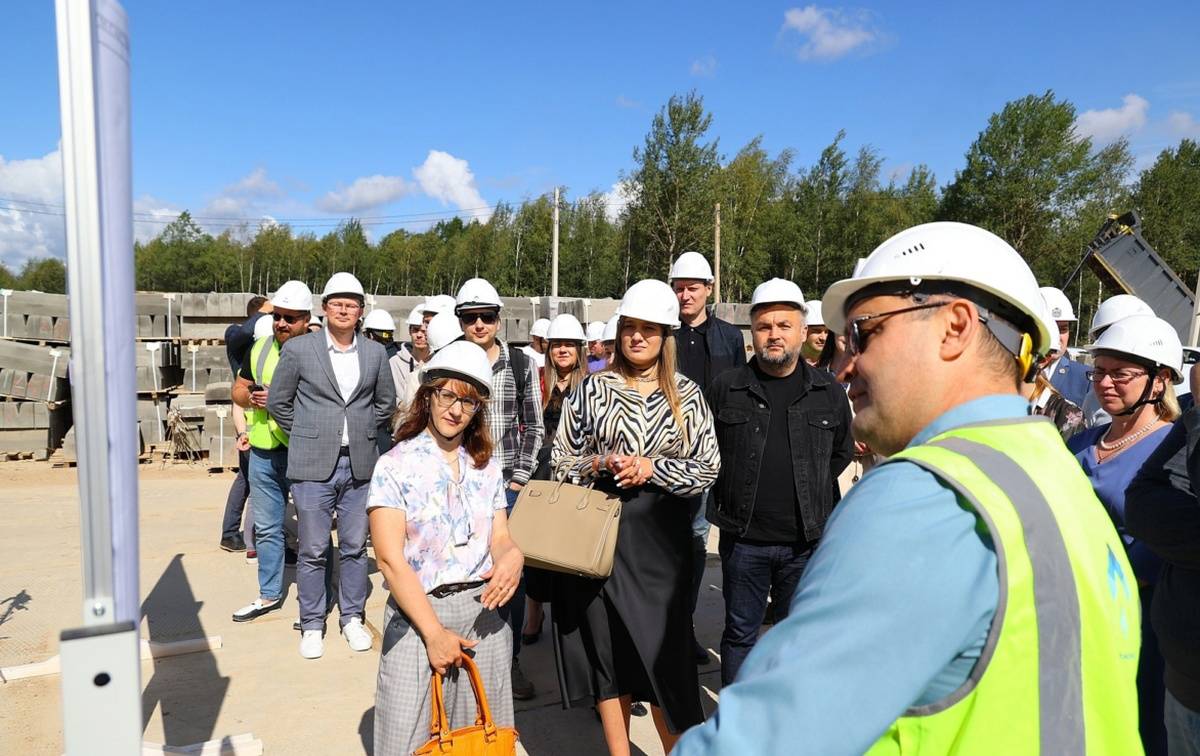 Генеральный директор особой экономической зоны Артур Аюпов провёл для предпринимателей экскурсию по ОЭЗ.