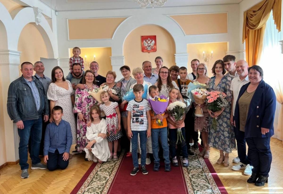Супруги Зеленикины из Боровичского района воспитали трёх дочерей, которые подарили им шестерых внуков.
