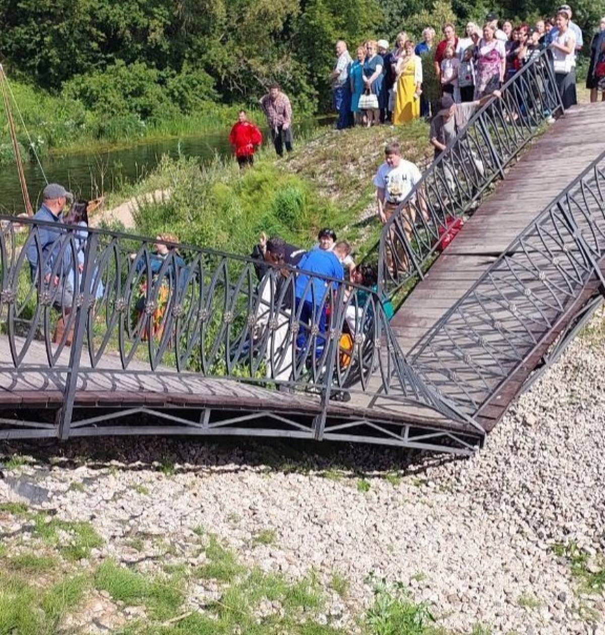 10 человек пострадали из-за обрушения моста на празднике в городе Луге