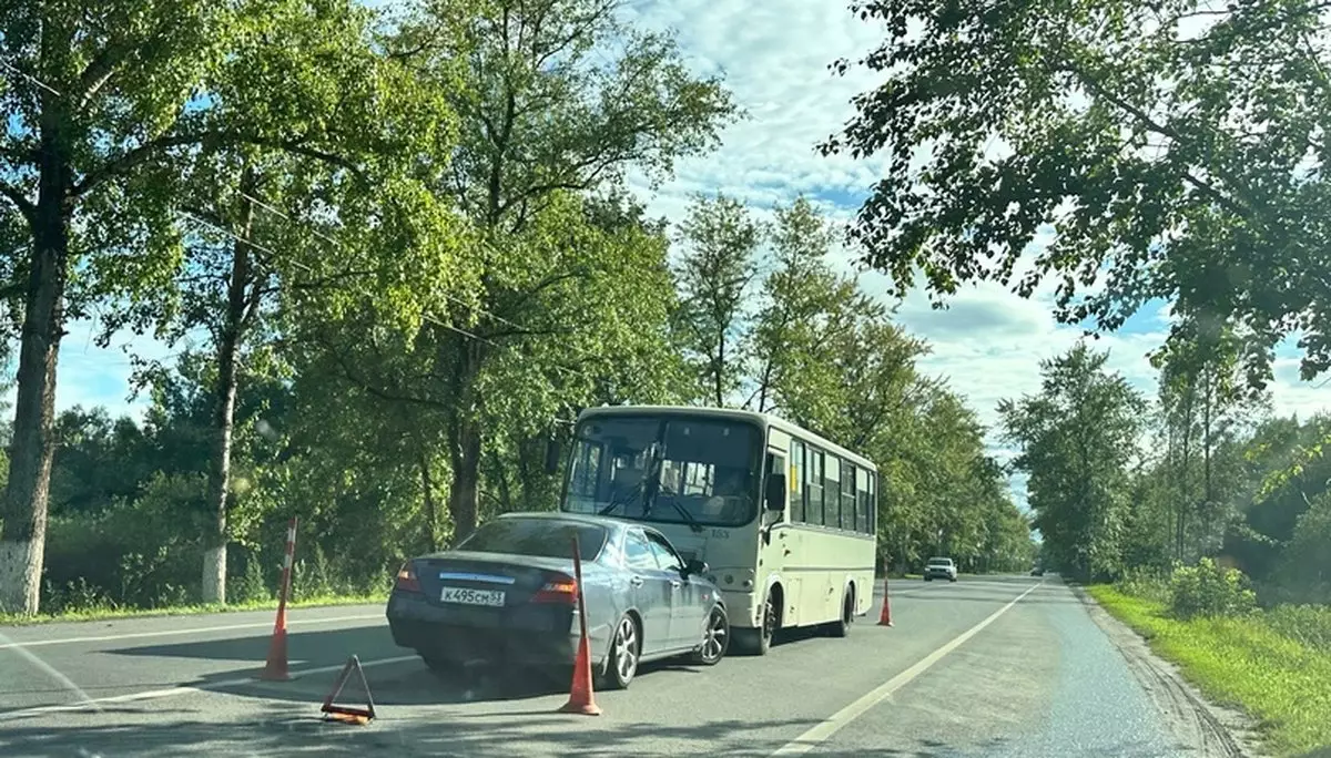 Автобус и легковушка столкнулись на въезде в Великий Новгород со стороны Москвы.