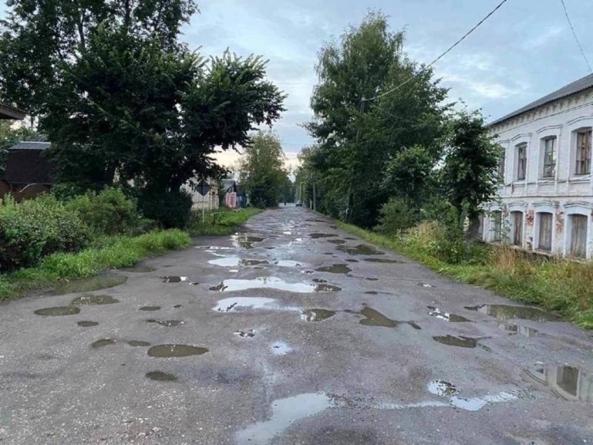 Компания «СтройКом» восстановит 1,2 километра асфальтобетонной дороги на улице Комсомола в Сольцах.