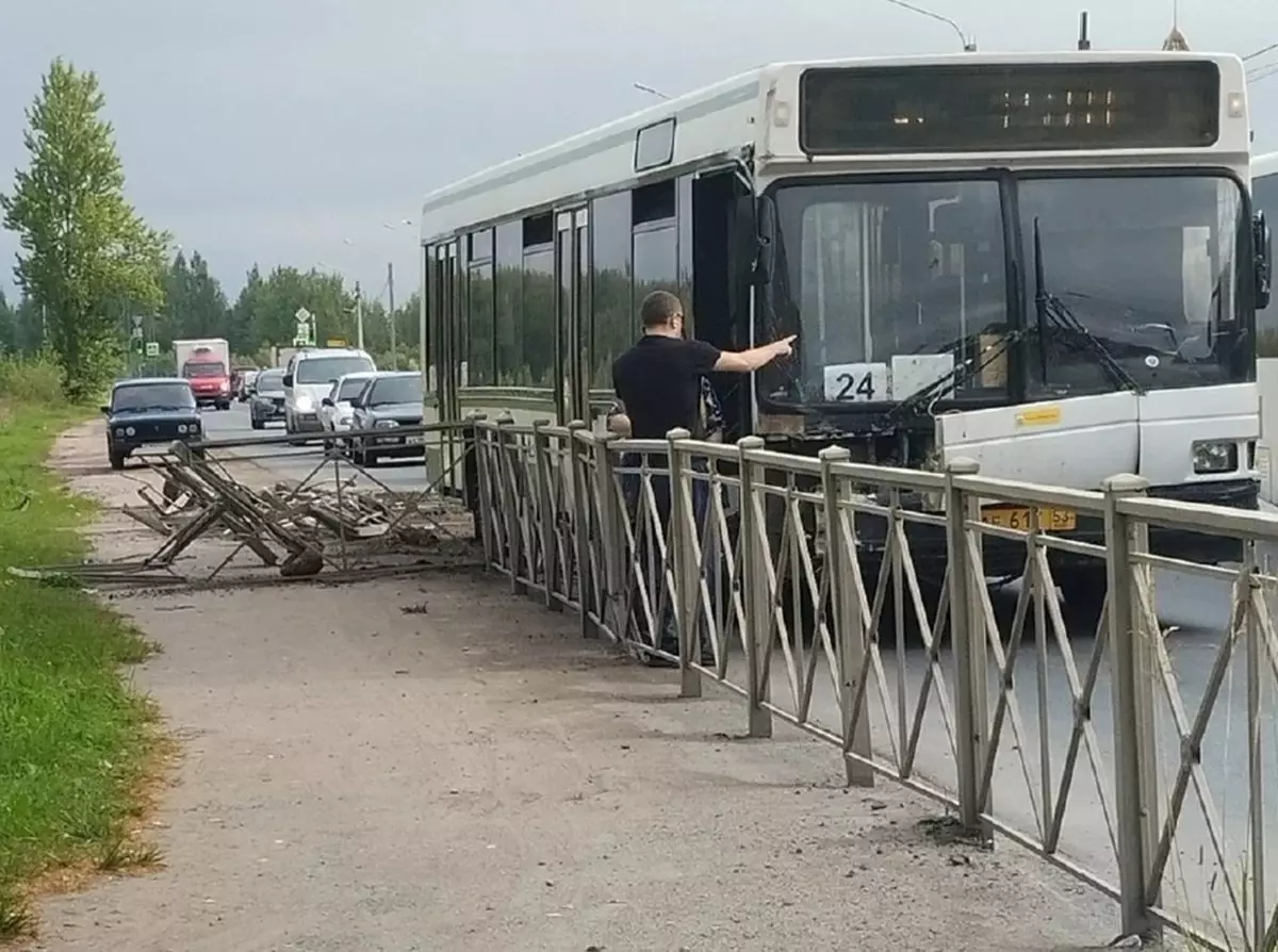 Автобус получил технические повреждения, ограждение – тоже.