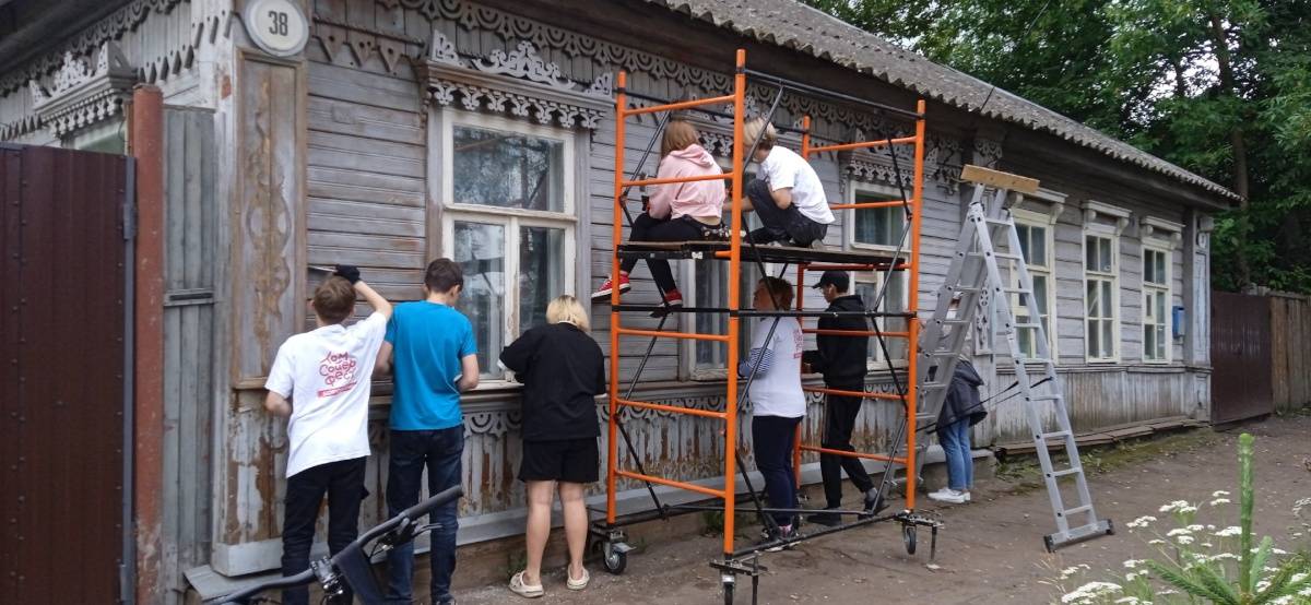 Началась работа по обновлению внешней части старого деревянного дома на улице Джзержинского в Боровичах.