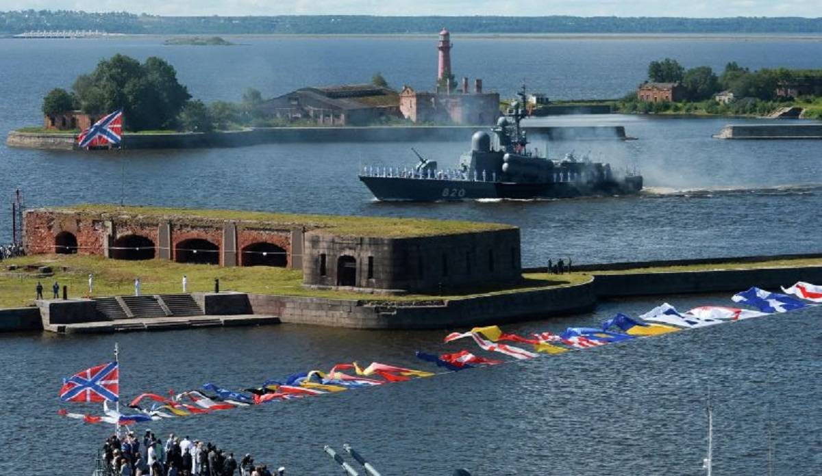 В 2006 году День военно-морского флота стал официальным праздником в России.