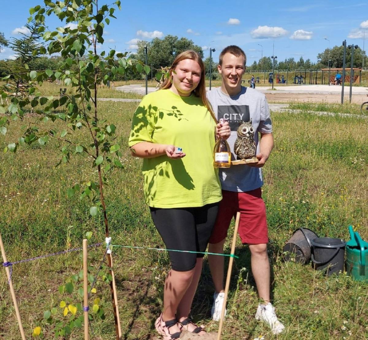 Анастасия и Сергей Веселковы посадили в парке семейное дерево.