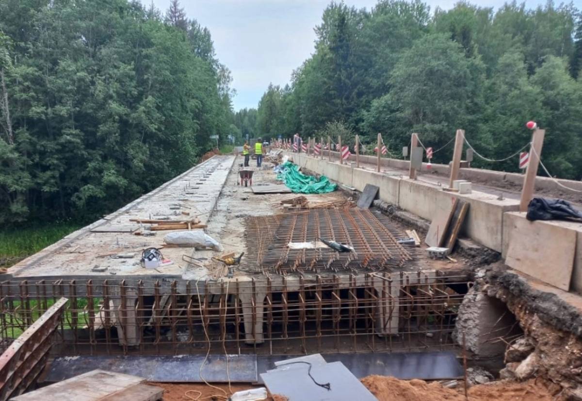 Идут подготовительные работы для устройства новых переходных плит, которые устанавливаются в местах сопряжения моста с насыпью.