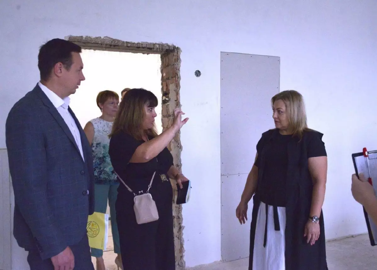 Анна Тимофеева вместе с министром образования области Дмитрием Яковлевым посетила центр «Онфим».