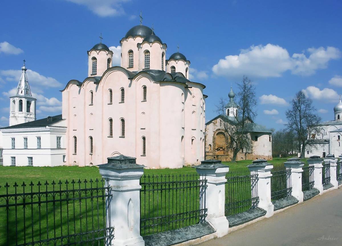 Согласно Новгородской первой летописи собор заложен в 1113 году князем Мстиславом Владимировичем.