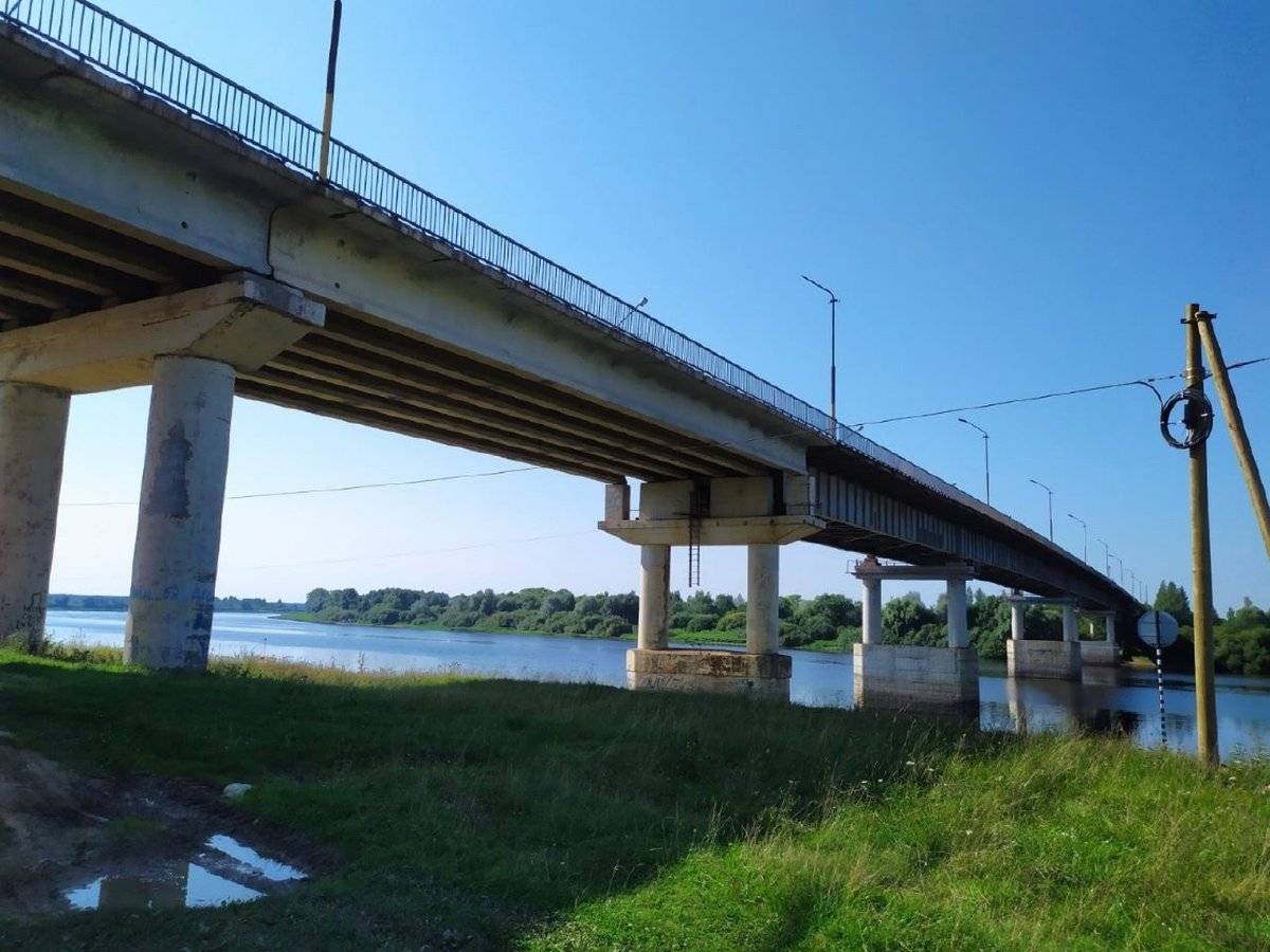 Весной 2023 года на мосту сделали ямочный ремонт.