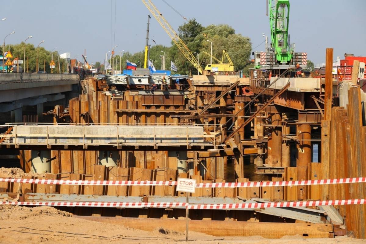 Капитальный ремонт моста через реку Малый Волховец ведётся с 2022 года.