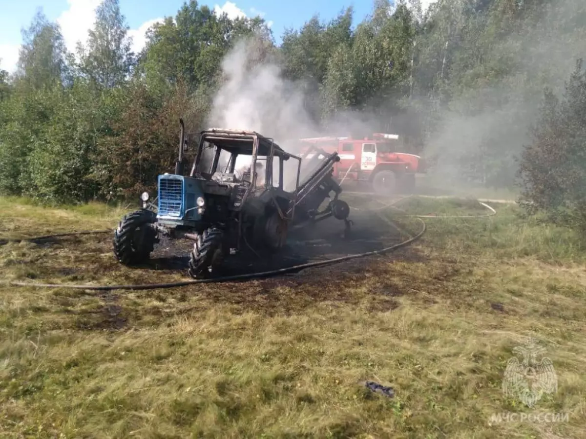 К прибытию противопожарной службы области в поле горел трактор с прицепом.