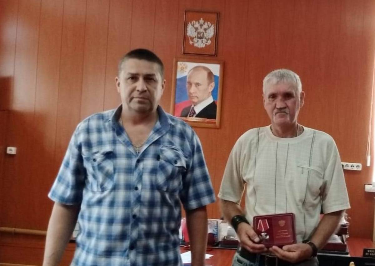 Государственную награду вручили отцу бойца – Владимиру Булавко.