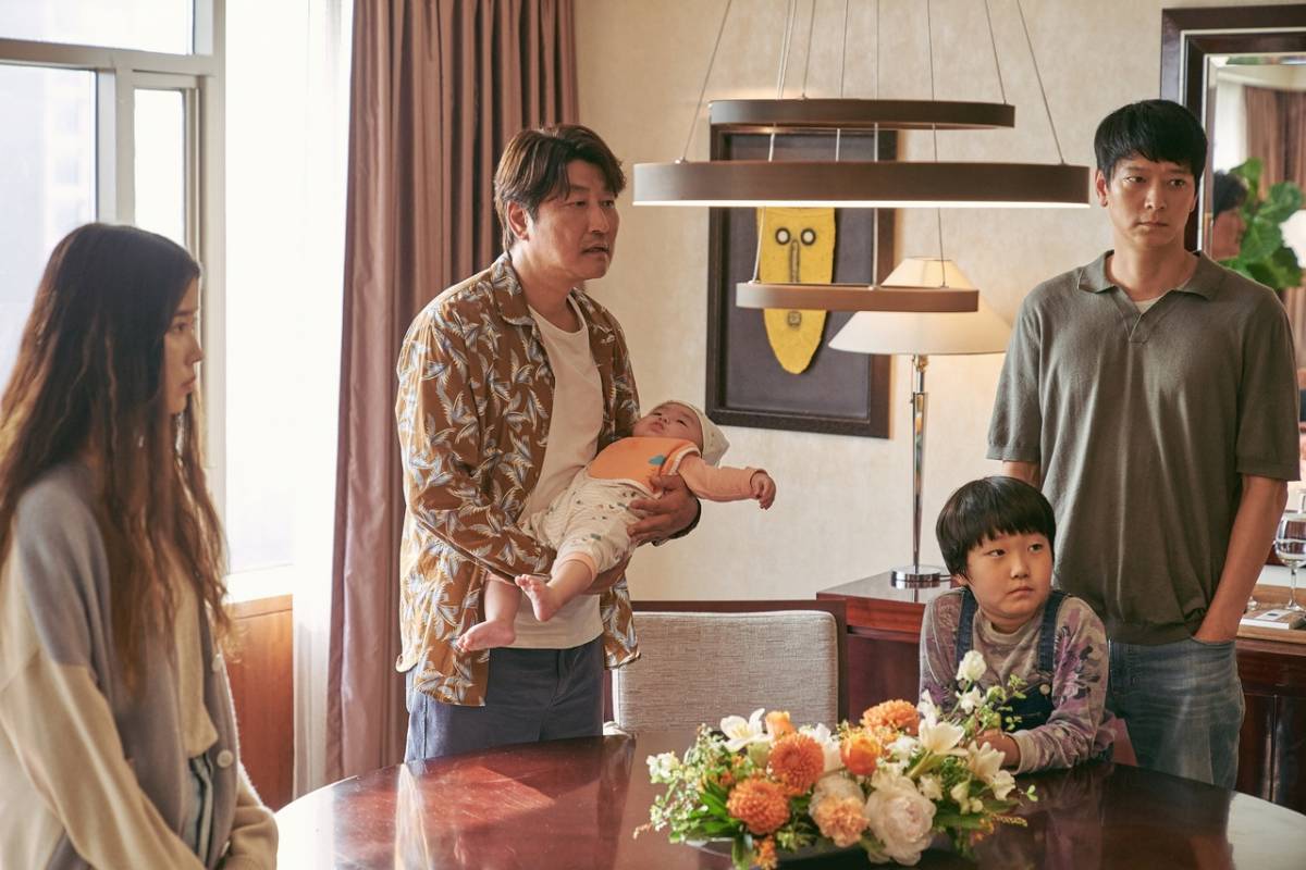 Владелец прачечной Сан-хён и его молодой напарник Тон Су намерены не просто продать ребенка, чтобы решить свои денежные проблемы, но и найти ему хорошую семью.