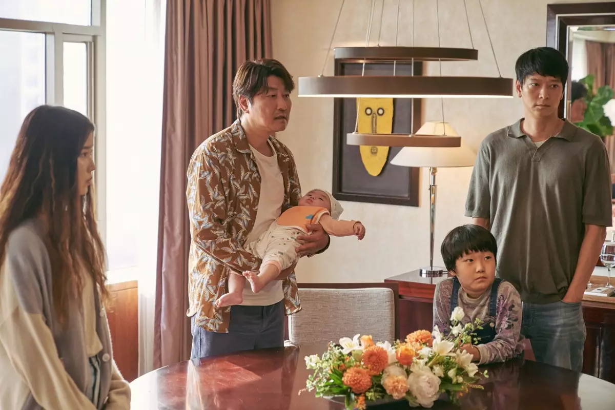 Владелец прачечной Сан-хён и его молодой напарник Тон Су намерены не просто продать ребенка, чтобы решить свои денежные проблемы, но и найти ему хорошую семью.