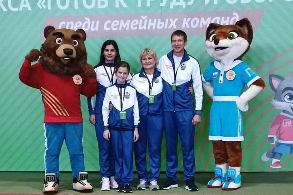 В прошлом году новгородская семья Зверьковых по итогам фестиваля ГТО вошла в топ-20 самых спортивных семей России.