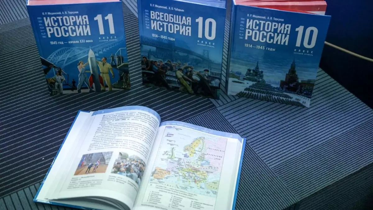 С 1 сентября во всех школах России вводится новый учебник истории для старших классов.