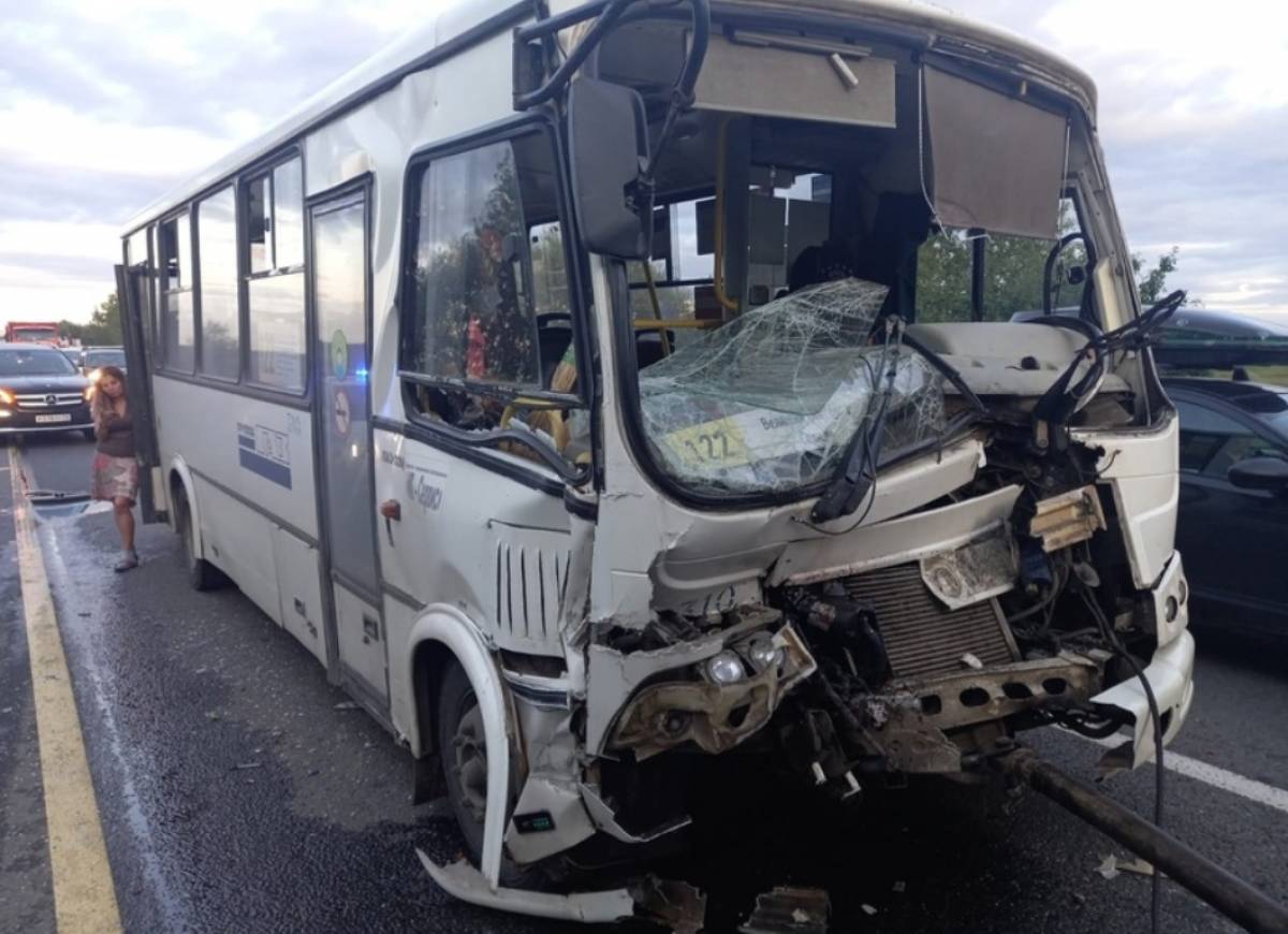 По предварительным данным, в аварии пострадали двое пассажиров автобуса и водитель автомобиля.