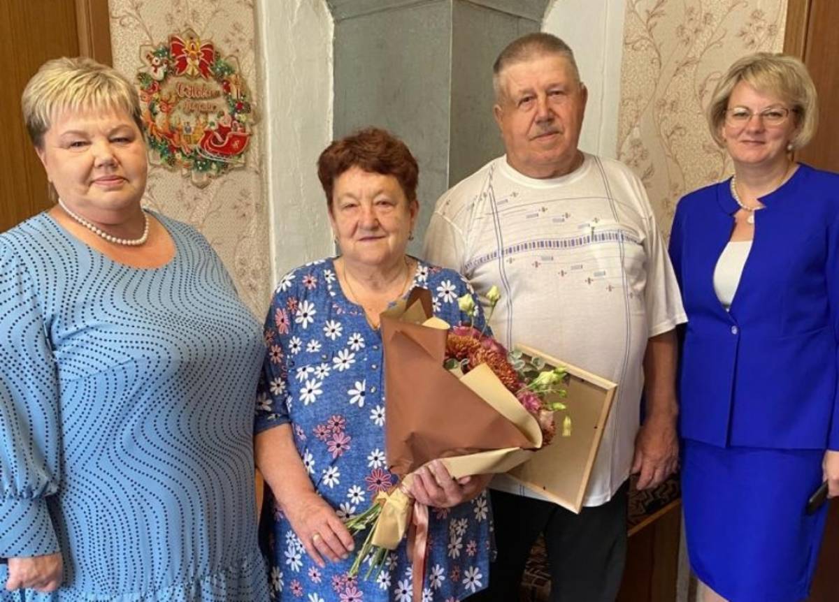 С 50-летием свадьбы Вячеслава и Маргариту Смирновых поздравили представители администрации округа.