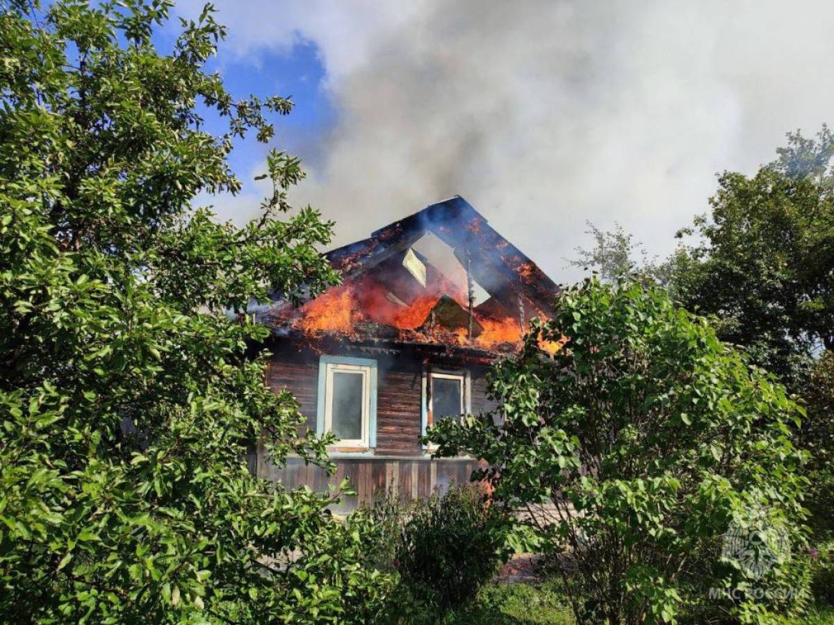 К приезду пожарных открытым пламенем горел частный жилой дом.
