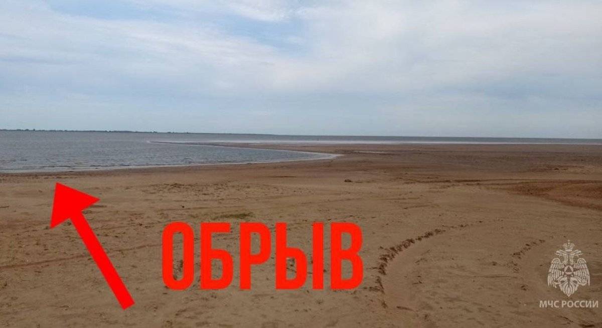 В деревне Береговые Морины на Ильмене в советское время добывали песок, поэтому вдоль берега линии много глубоких ям.