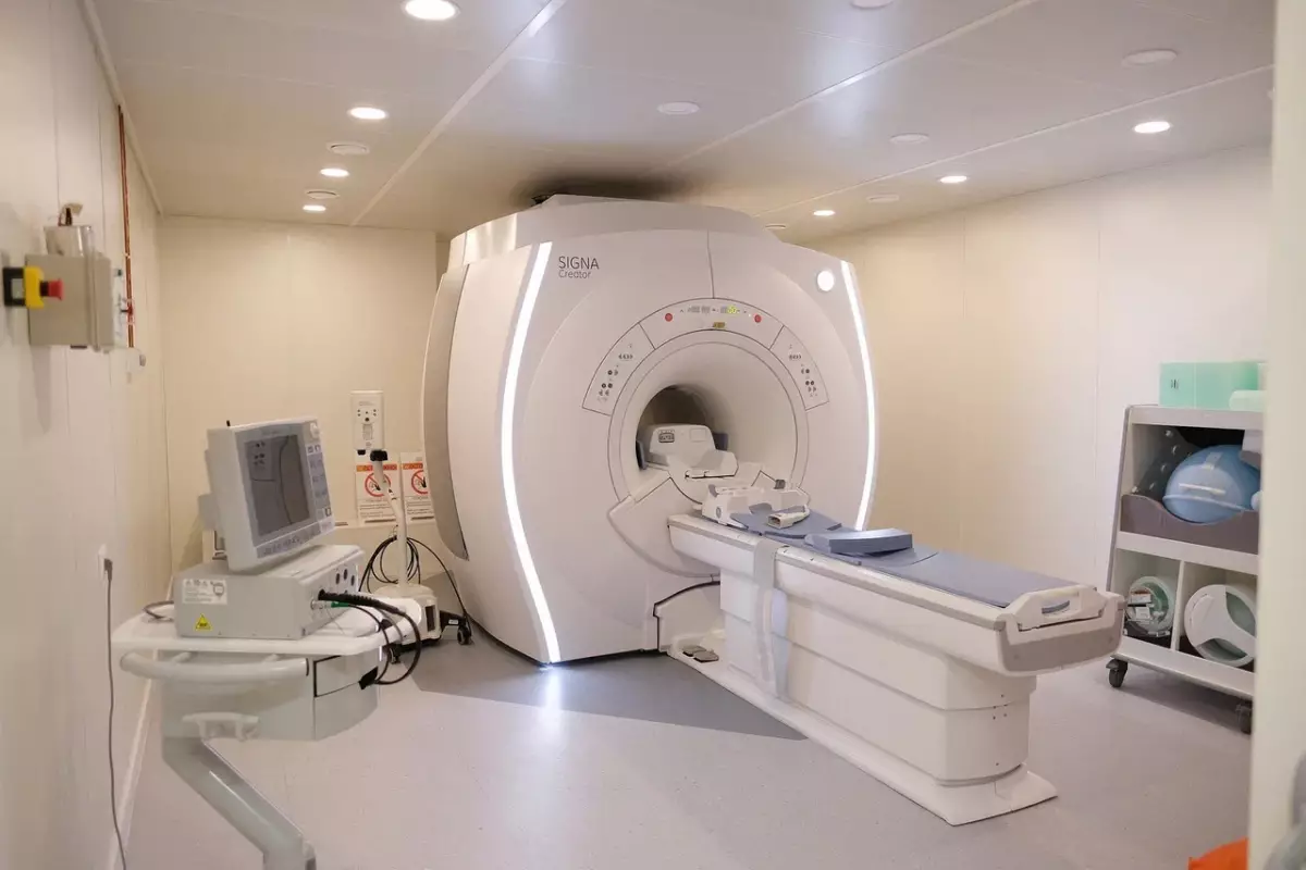 Если пациент прошёл обследование на аппарате МРТ, техника сама передаст данные обследования на электронную медицинскую карту человека.