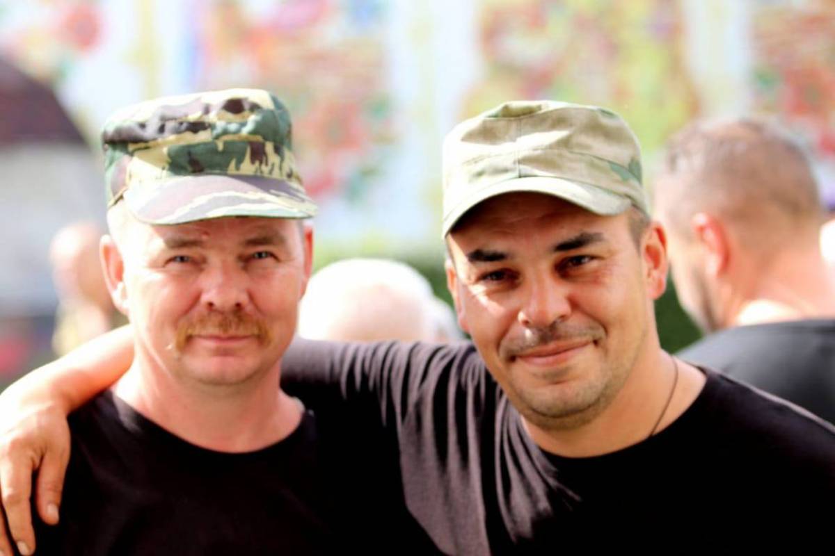Сергей и Михаил в отпуске приехали на открытие осеннего этапа Вахты памяти в Старой Руссе.