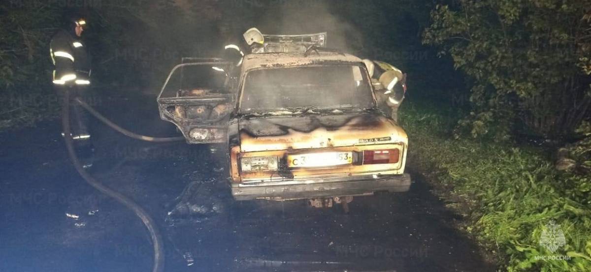Автомобиль на Крестецкой улице загорелся в 2:56.