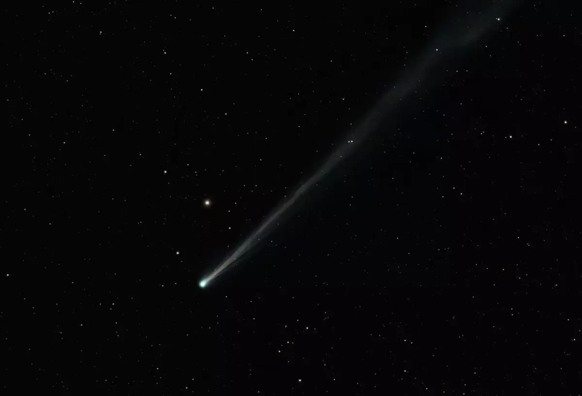 Комета Нишимуры.