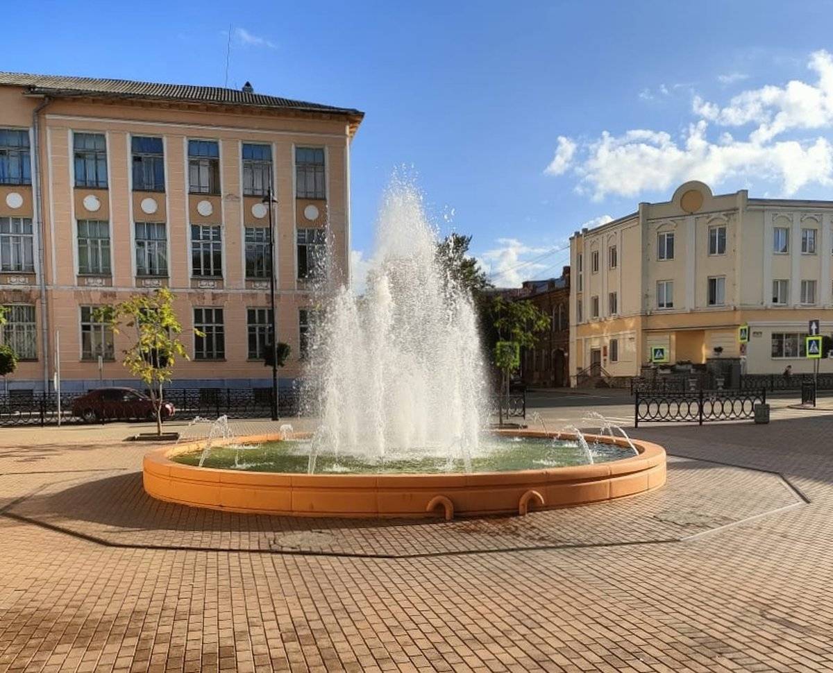 Фонтан на Екатерининской площади в Боровичах запустили в мае.