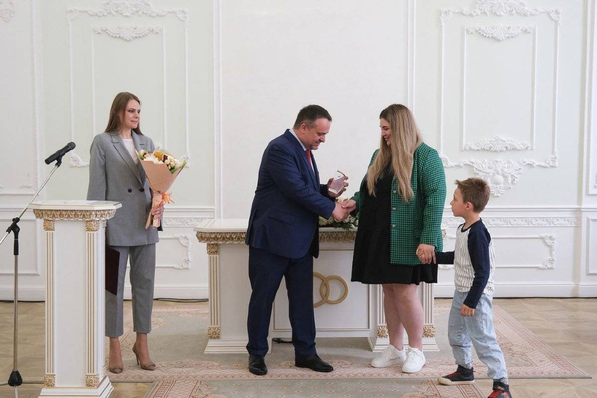 Владимир и Мария Качашкины из Чудовского района победили в номинации «Молодая семья».