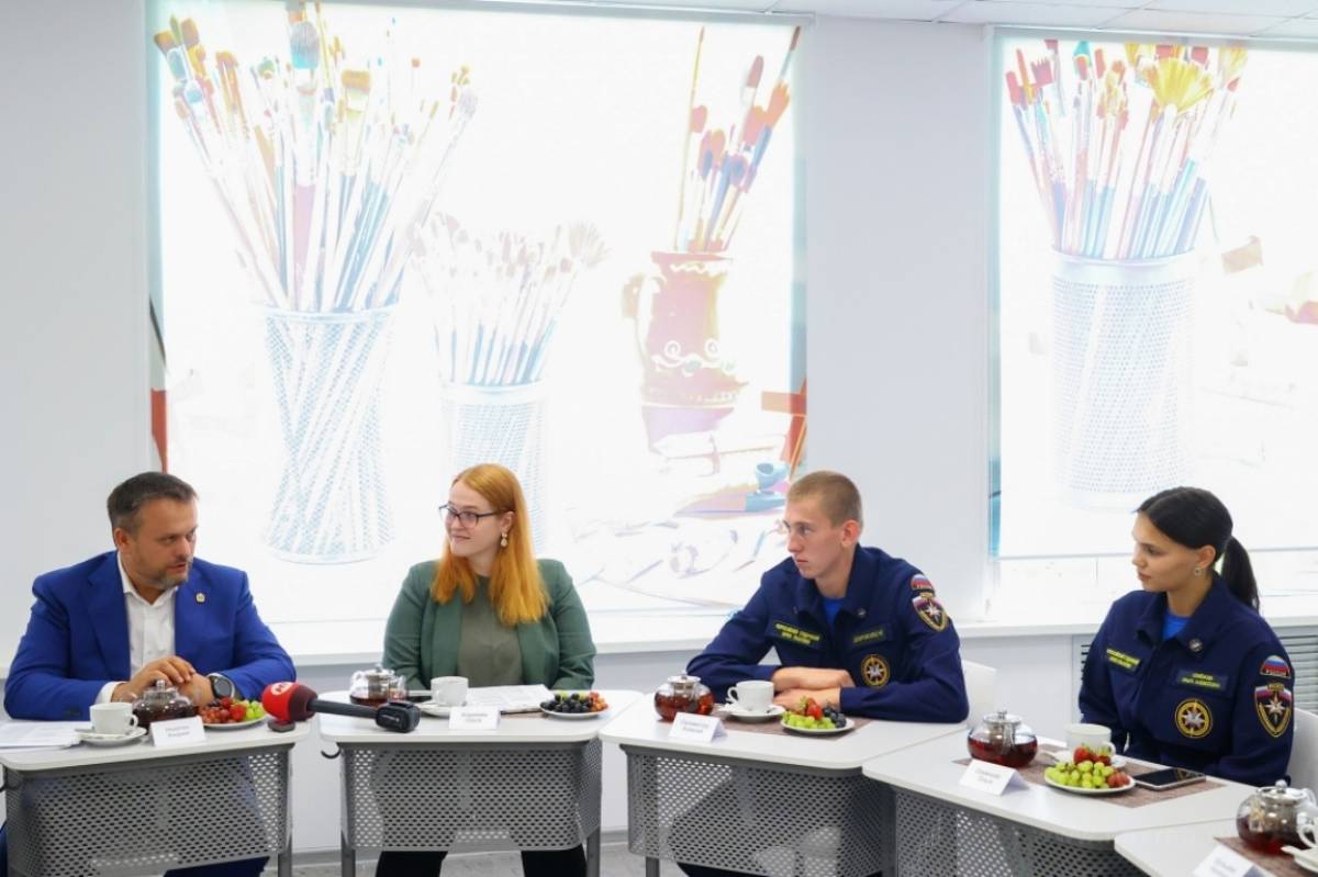 Андрей Никитин встретился в центре «Онфим» с новгородскими волонтёрами.