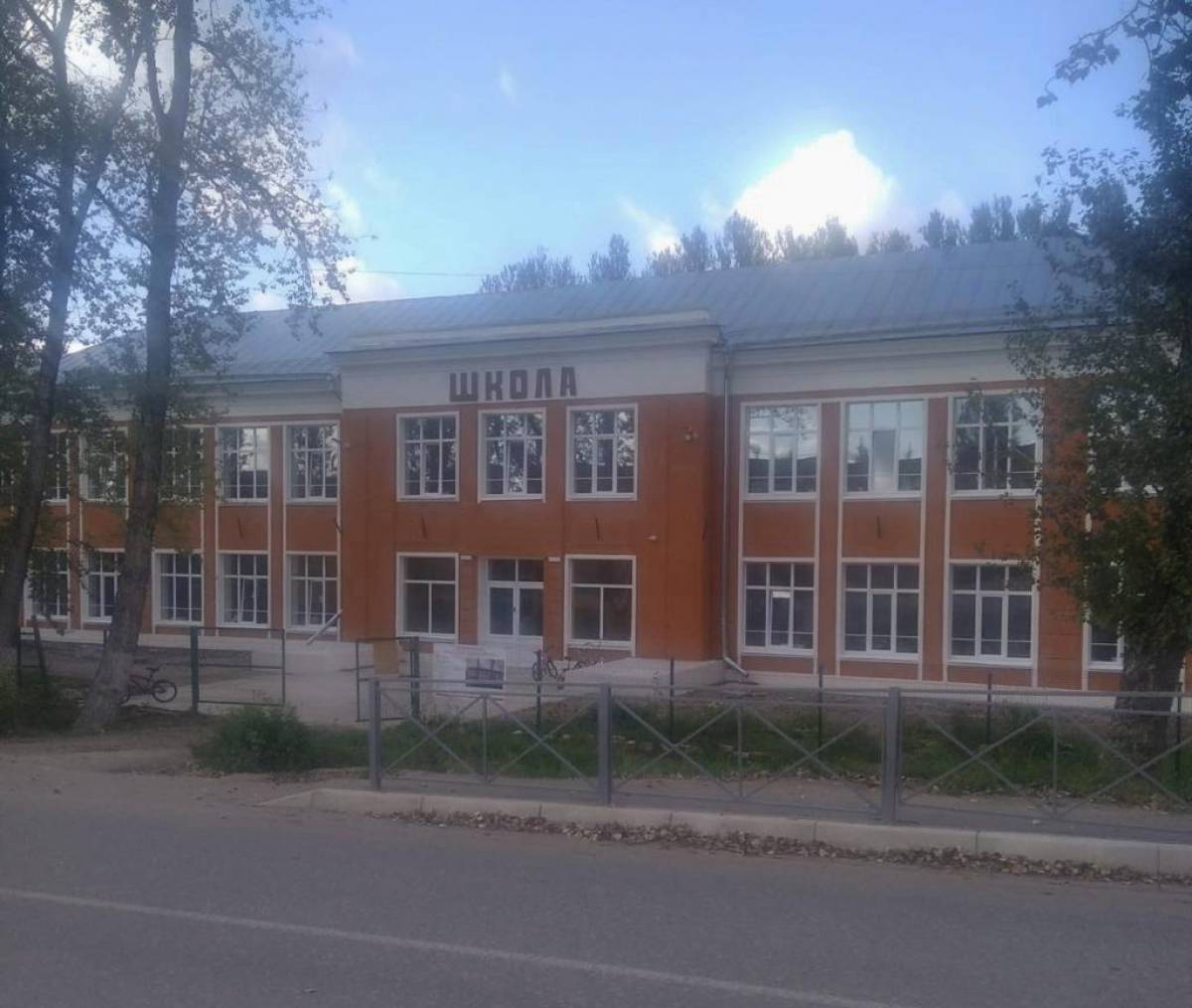 Здание школы было построено в 1936 году.