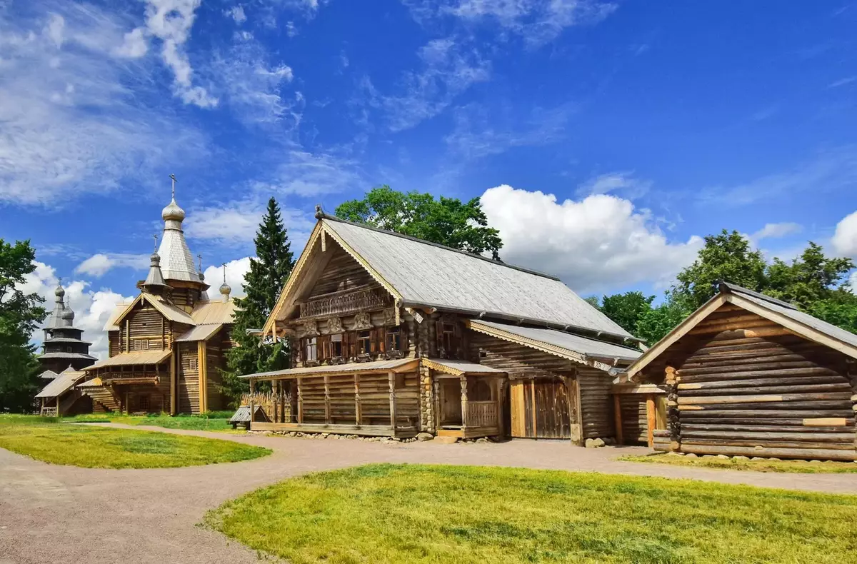 В «Витославлицах» провели реставрацию 21 памятника деревянного зодчества и трёх объектов усадебного комплекса графини Анны Орловой-Чесменской.