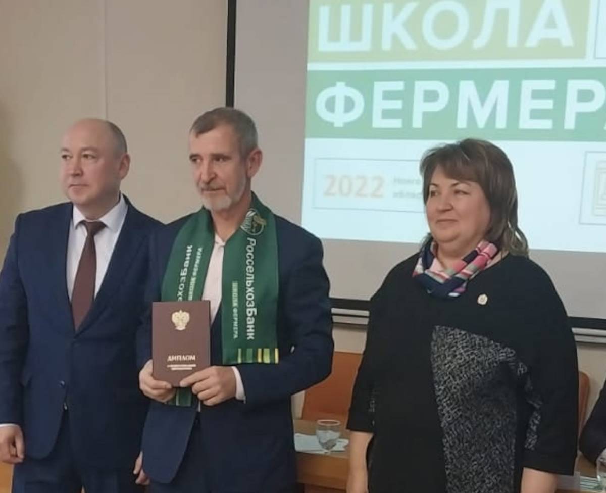 Владимир Макарец (в центре) – выпускник областной «Школы фермера» 2022 года.