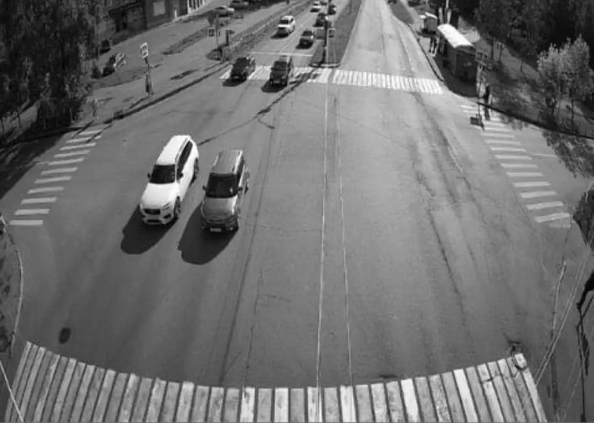 Камеры видеонаблюдения, следящие за дорожной обстановкой на перекрёстке, анализируют автомобильный трафик.