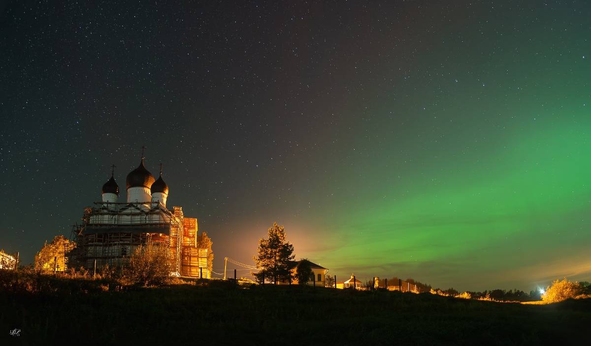 Фотограф запечатлел северное сияние в небе над Михайло-Клопским монастырём.