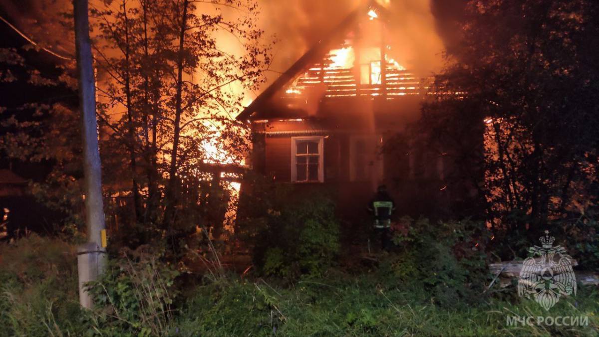 В Боровичах частный жилой дом загорелся на улице Вельгийской, в Сольцах – на улице Горького.